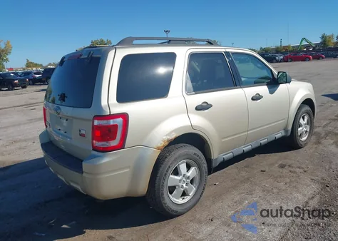2010 Ford Escape Xlt z USA, uszkodzony, nr VIN 1FMCU0D78AKA69710